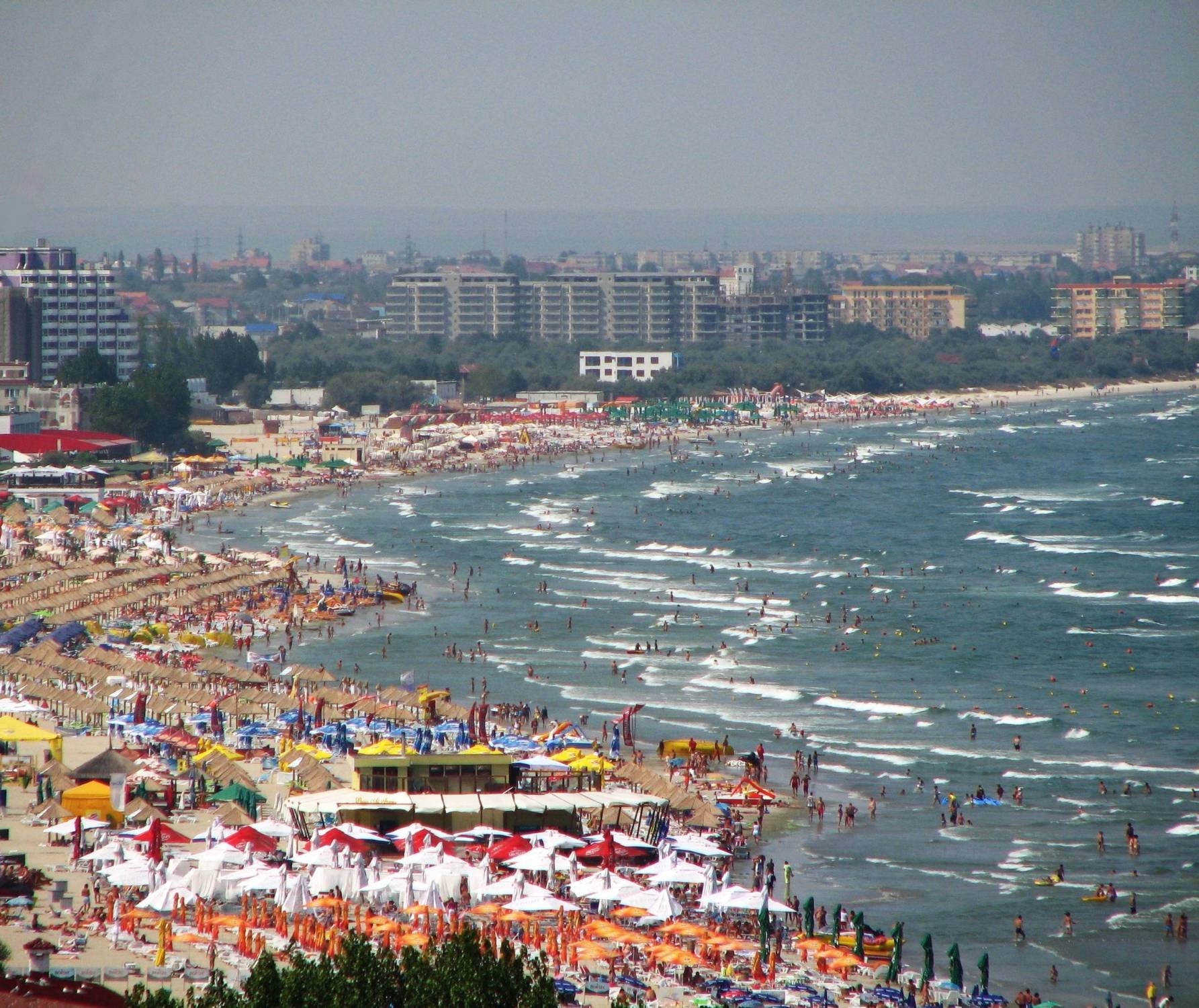 La Mamaia, pe langa plajele de lux, piscinele in aer liber au fost  preferatele turistilor – Palas Hotel